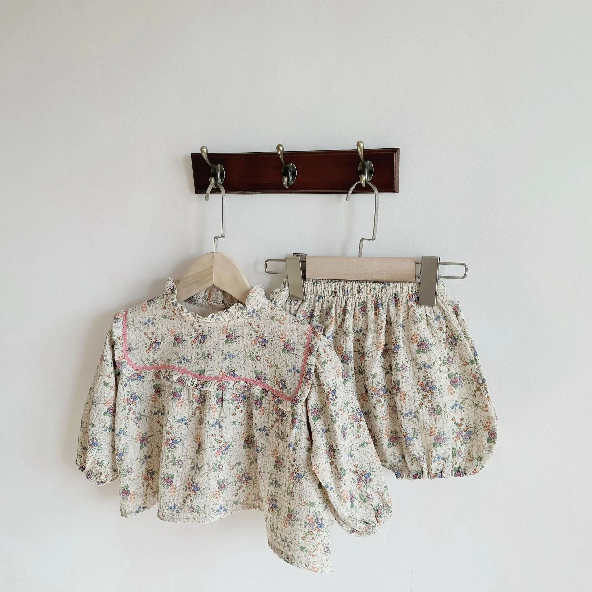 Baby Girls 2-Piece Set: Floral Print Top and Shorts - Wholesale (Item #240301133)