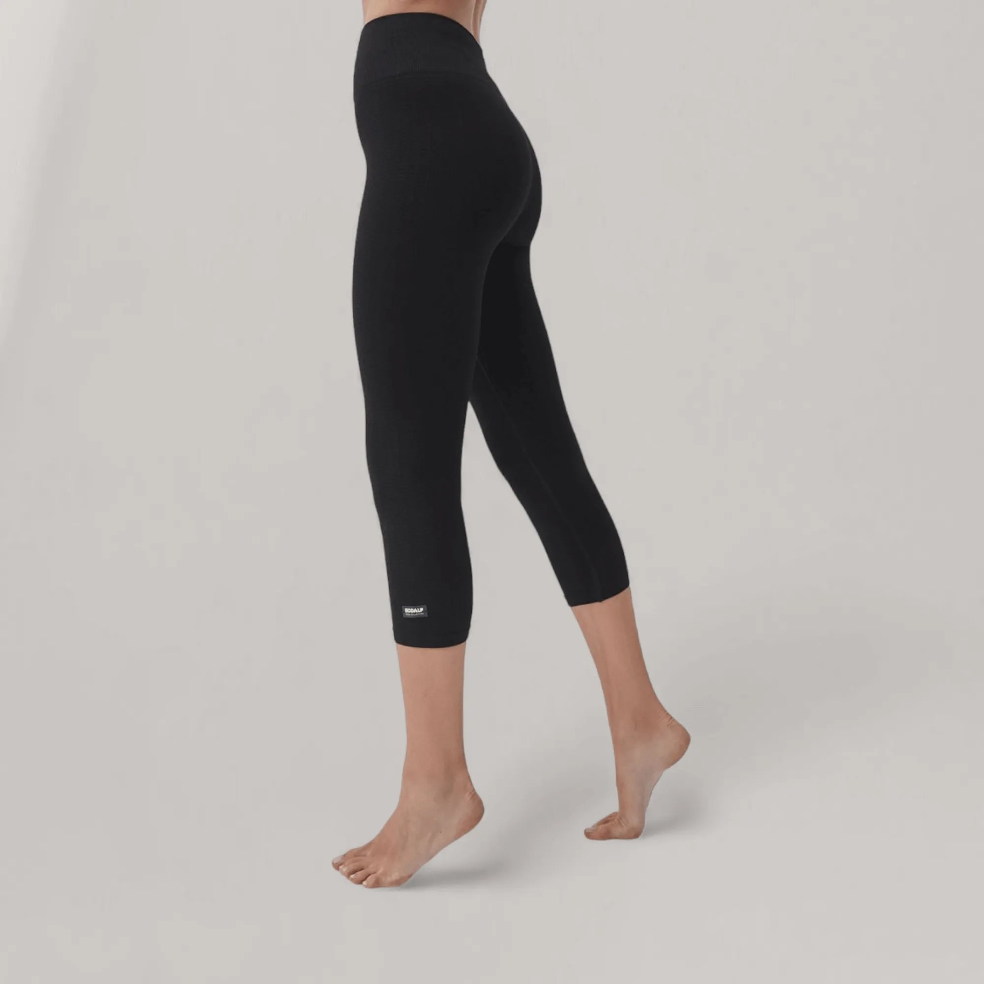 Semi-Seamless Yoga Capri Leggings - Black | Women's